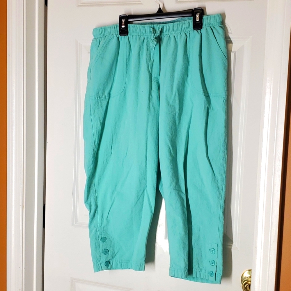 EUC "L" womens Cathy Daniels capris w/6 leg buttons & 2 pockets in coastal green